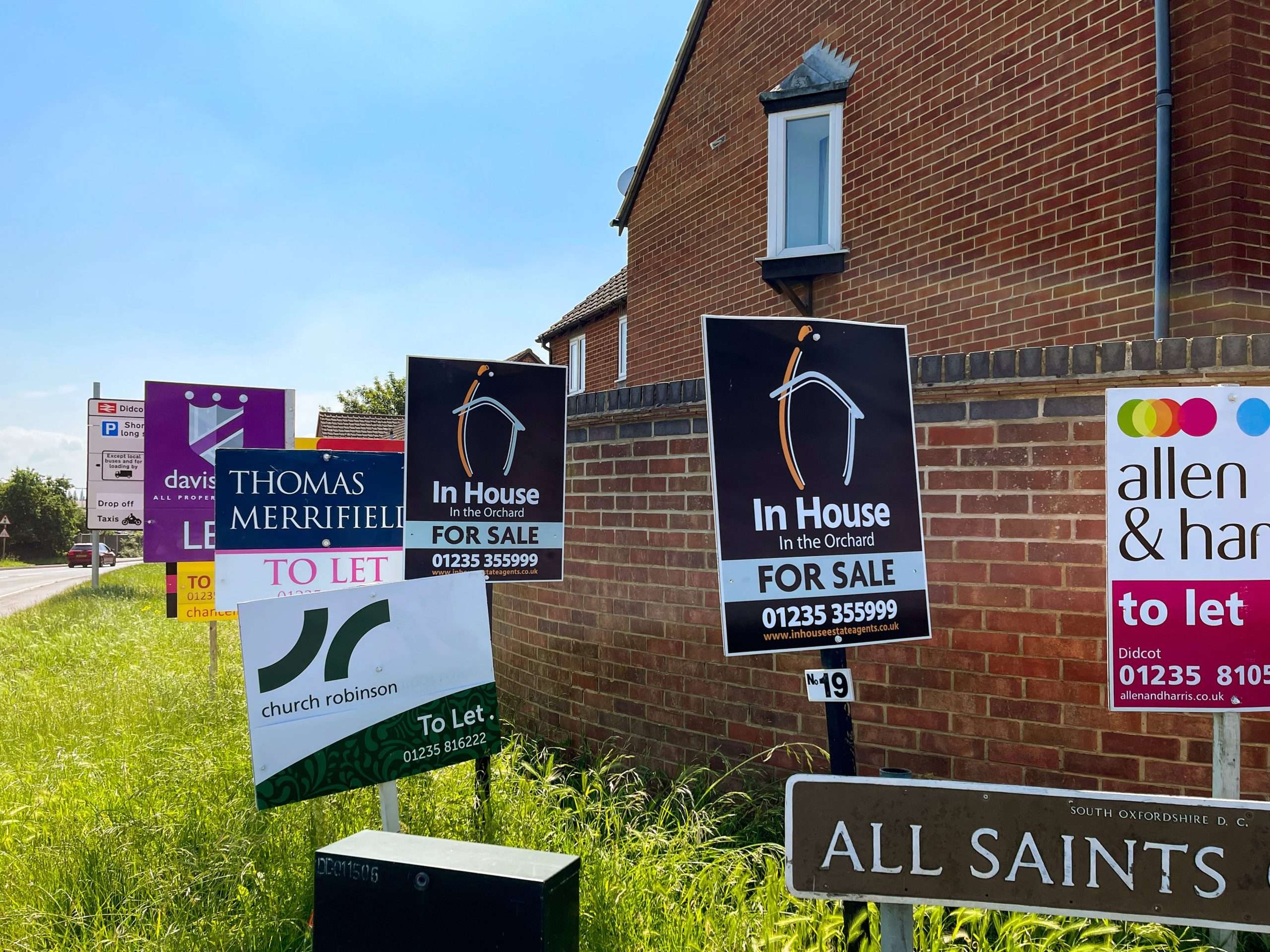 Read more about the article Unlocking Lead Generation Potential: 8 Strategies for Estate Agents in a Competitive Market